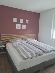 吕本Ferienhaus Spreewaldliebe的卧室内的一张床位,卧室设有红色的墙壁