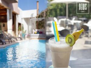 马拉喀什劳伦斯·德拉比酒店的一杯香蕉和 ⁇ 猴桃在游泳池附近的桌子上喝的饮料
