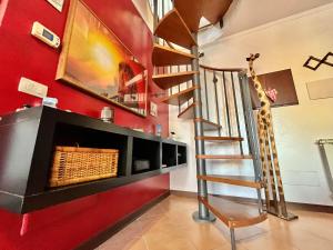 InfernettoJAZZ House ROMA!的一道螺旋楼梯,位于一个红色墙壁的房间