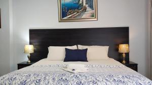 克莱克斯多普Gemstone Guest House的一间卧室配有一张带黑色床头板的床和两盏灯。