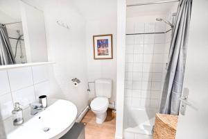 阿尔利河畔普拉兹Le balcon des neiges的白色的浴室设有卫生间和水槽。