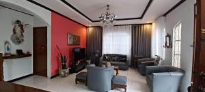 董索东索尔阿古拉兹住宿的带沙发和吊灯的客厅