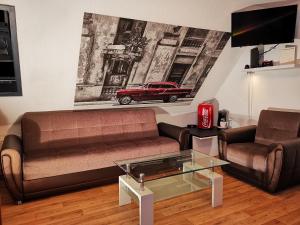 韦因加尔滕Apartment-96的客厅配有沙发和墙上的红色汽车