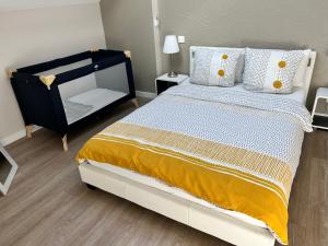 于南格Modern Living的一间卧室配有一张带黄色和白色枕头的大床