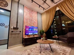 普特拉贾亚UrbanRuma#Industrial#Putrajaya#500Mbps#Netflix的客厅配有电视和桌子