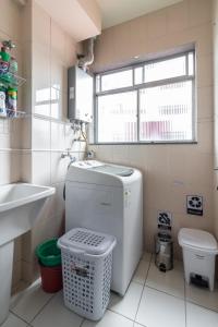 库里提巴Family Space Curitiba/vaga de garagem Gratis的一间带水槽和卫生间的小浴室