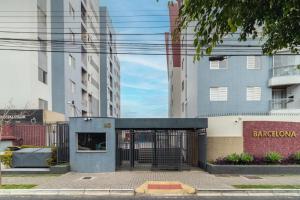 库里提巴Family Space Curitiba/vaga de garagem Gratis的建筑前有门