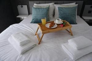 埃尔哥茨拉KORZO SUITES的床上装有一盘食物的托盘