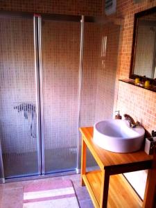 加济安泰普阿里贝孔那吉酒店的带淋浴和白色盥洗盆的浴室