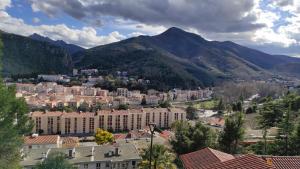 阿梅利莱班帕拉勒达T3 au calme au 2ème étage sans ascenseur vue sur les montagnes navette à proximité的享有以山脉为背景的城市美景