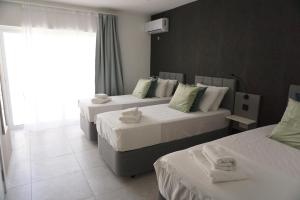 埃尔哥茨拉KORZO SUITES的酒店客房设有两张床和窗户。