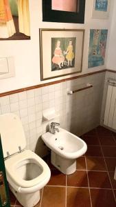 诺瓦拉Casa Atelier的一间带卫生间和水槽的浴室