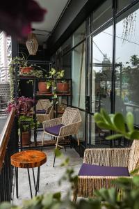 利马Black Llama Hostel Miraflores的庭院设有桌椅和窗户。