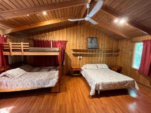 圣何塞德迈波Casa Alfalfal的一间卧室设有两张双层床和吊扇