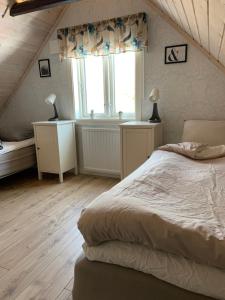 VeddigeVilla Ulvatorp nära Varberg och Ullared的一间卧室设有一张大床和一个窗户。