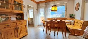 普雷达佐DolomiApartments - Casa Daria的厨房配有餐桌和椅子