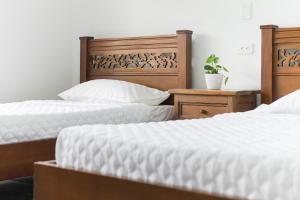 亚美尼亚Hotel Chalet La Sofia by Majuva的卧室内两张并排的床