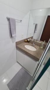 锡诺普Apartamento Confortável e Espaçoso的一间带水槽和镜子的浴室