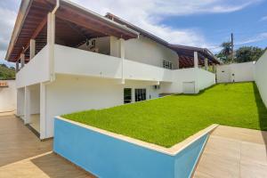 林多亚Casa São Luis的享有带草坪的房屋后院的景致