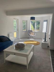 雷德鲁斯Sunny Corner - lovely 2 bedroom appt的客厅配有沙发和桌子