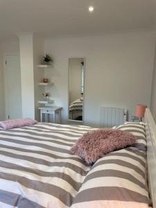 雷德鲁斯Sunny Corner - lovely 2 bedroom appt的一间卧室配有一张大床,上面有枕头