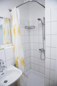 波彭豪森Bio-Gästehaus Rhöndistel的带淋浴和盥洗盆的白色浴室
