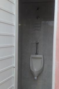 夸察夸尔科斯Excelente casa para descansar的墙上有小便室的浴室