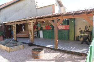 La Celle-sous-GouzonLe Miette, family house Sleeps 6的木凉棚,位于建筑外