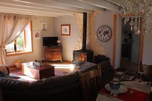 La Celle-sous-GouzonLe Miette, family house Sleeps 6的带沙发和壁炉的客厅