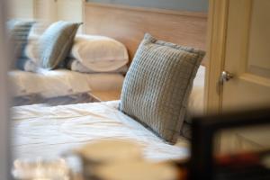 温奇尔西Winchelsea Lodge的一张带枕头的壁床