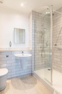阿斯顿克林顿The Bell by Innkeeper's Collection的白色的浴室设有水槽和淋浴。