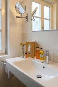 希尔塔赫Adler Schiltach Boutique Hotel und Restaurant的浴室设有白色水槽和镜子