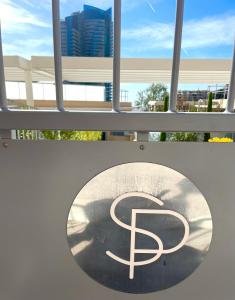蒙特卡罗Luxueux Studio Neuf - Frontière Monaco - Piscine - Parking privé的窗口上带有字母b的标志