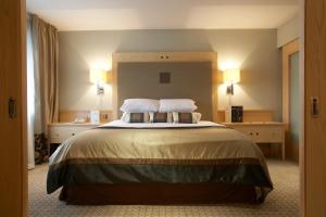 兰卡斯特兰开斯特宫酒店的一间卧室配有一张大床和两个枕头