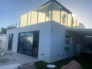 圣巴托洛梅Cap-Canaria FKK的一座大型白色房子,设有玻璃门