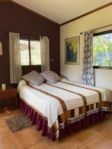 Caldera River Canyon的一间卧室设有一张大床和一个窗户。