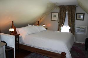 库珀斯敦Cooperstown Bed and Breakfast的卧室配有白色的床和窗户。