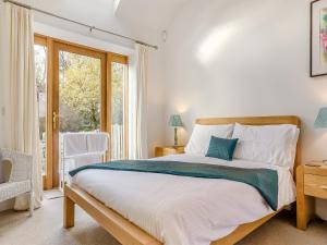 Kirkton of Tealing老马厩度假屋的一间卧室设有一张大床和一个窗户。