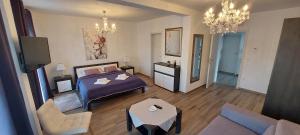 苏佩塔斯卡德拉加Holiday apartments Cecilija的一间卧室设有一张床和一间客厅。
