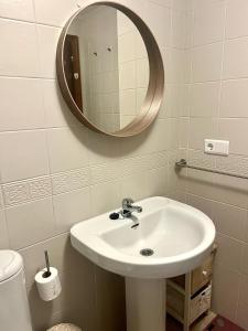 韦尔瓦Ayamonte - Vista Esuri Golf and Beach的一间带水槽和镜子的浴室