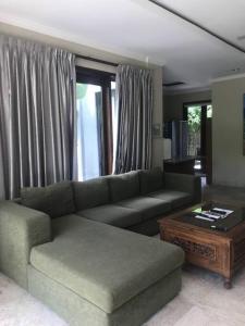 甘地达萨Spacious Private Pool Apartment-Beachside Resort的带沙发和咖啡桌的客厅