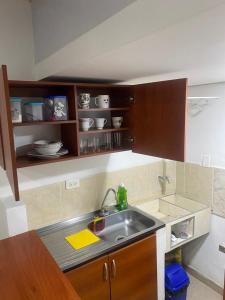 卡利Confort apartaestudio completo Aire acondicionado Todo independiente的厨房配有水槽和台面