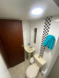 卡利Confort apartaestudio completo Aire acondicionado Todo independiente的一间带卫生间和水槽的小浴室