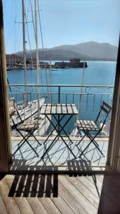 费拉约港Monolocale La Darsena的船上的阳台配有桌椅