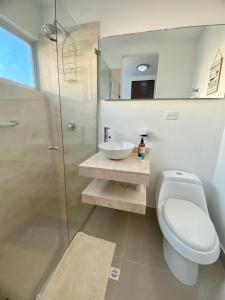 巴兰基亚Atlantis Suites Bquilla -Apartamento Moderno-2-BD的浴室配有卫生间、盥洗盆和淋浴。