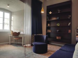 特罗吉尔十二世纪遗产酒店的客厅配有蓝色的沙发和桌子