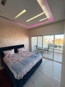 萨利波图尔Diamond House的一间卧室配有一张带粉红色灯的天花板床。