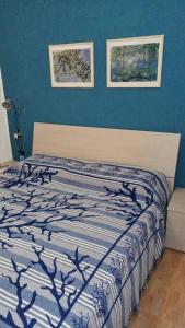 罗迪-加尔加尼科CASA FIORITA的一间卧室配有一张蓝色墙壁的床