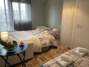比萨Dal Ciandri的一间卧室设有两张床和一张带一碗水果的桌子。