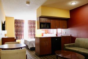 朗维尤HomeTown Inn & Suites的酒店客房设有床和客厅。